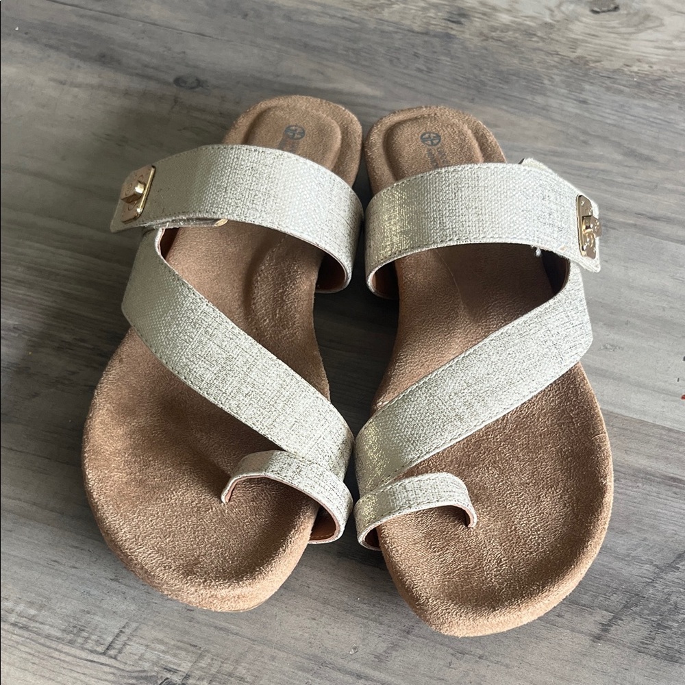Giani Bernini Memory Foam Rilleyy Gold Detail Velcro Strap Sandal NWOT Size 9